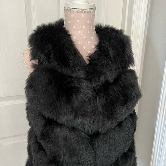 Black faux fur vest size Large brand new size medium - Picture 3 of 3
